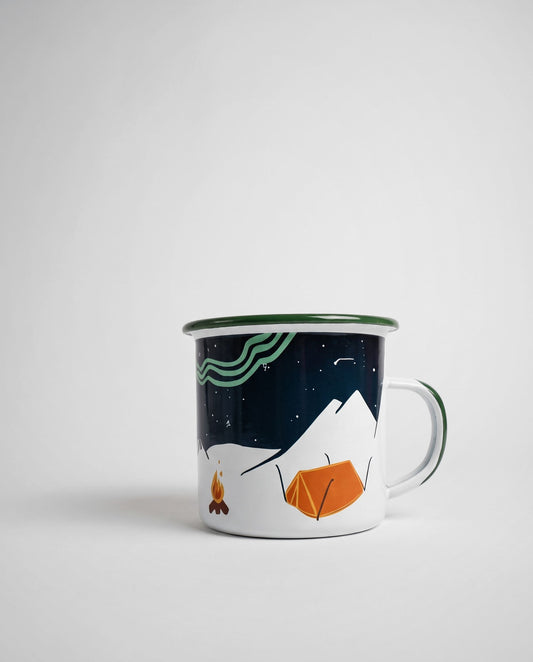 Aurora Enamel Mug – studiobilde av siden med telt og bål