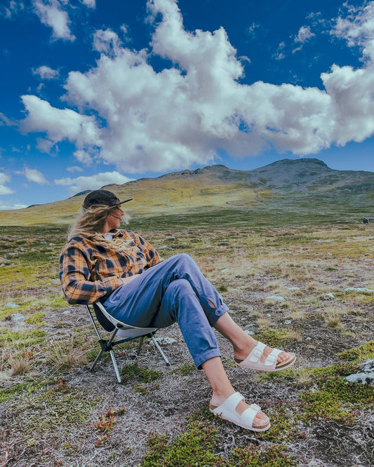 Legend Chair – kvinne slapper av i stolen på fjellet