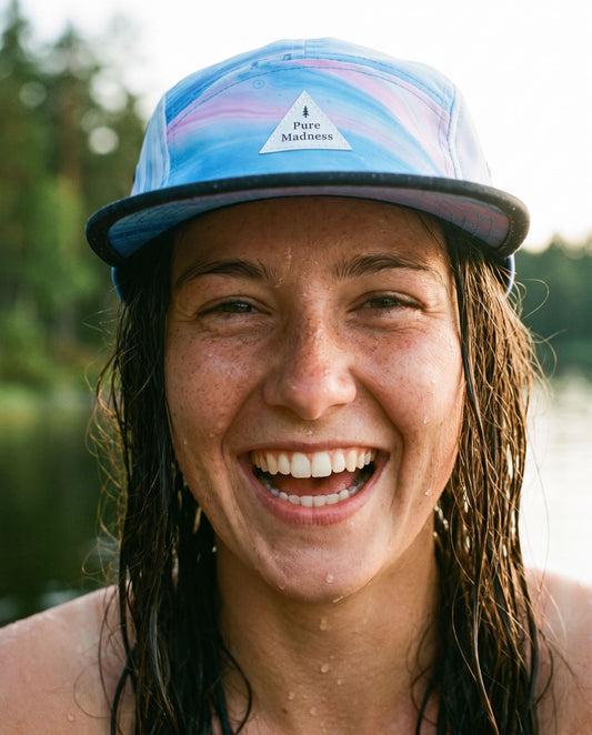 5 Panel Cap Vosso – nærbilde av leende kvinne med vått hår etter et bad i skogsvann