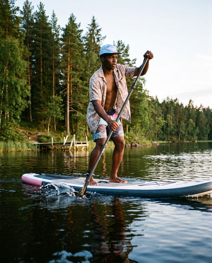 5 Panel Cap Vosso – mann på padlebrett på et skogsvann