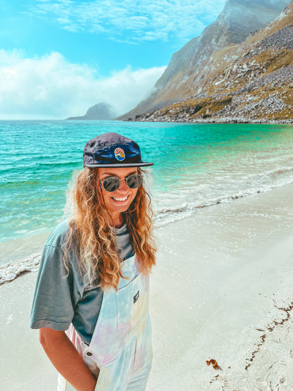 5 Panel Cap Classic – smilende kvinne med capsen og solbriller på stranden