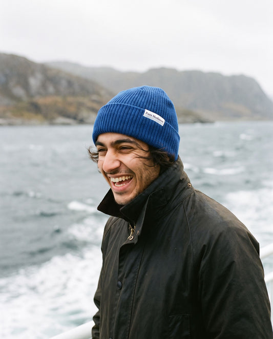 Blue Captain Merino Beanie – leende mann på ferjedekket i vind