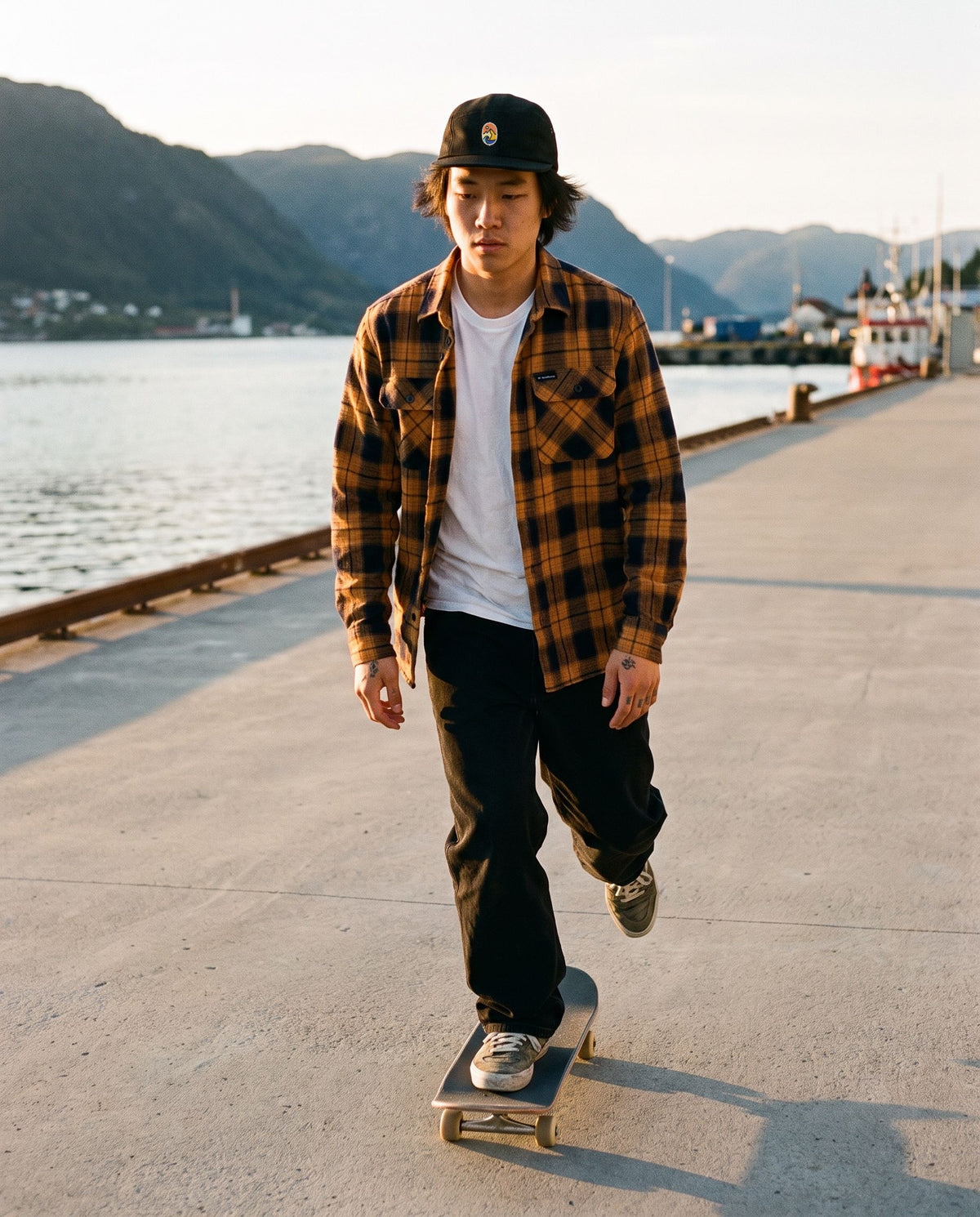 5 Panel Cap Classic – mann i rutete flanellskjorte skater på kaia
