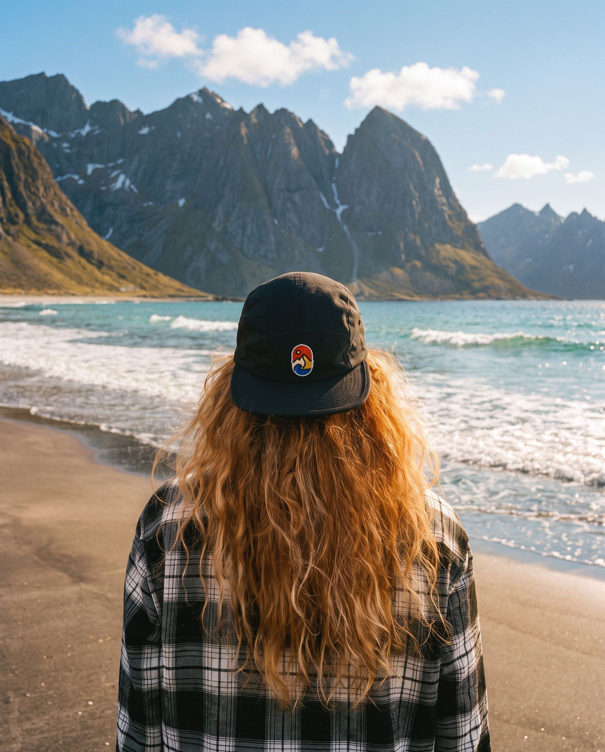 5 Panel Cap Classic – kvinne sett bakfra på en solfylt strand i Lofoten