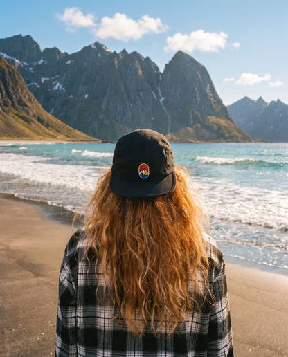 5 Panel Cap Classic – kvinne sett bakfra på en solfylt strand i Lofoten
