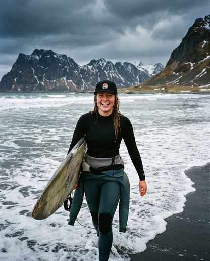 5 Panel Cap Classic – smilende surfer i våtdrakt går opp fra havet i Lofoten