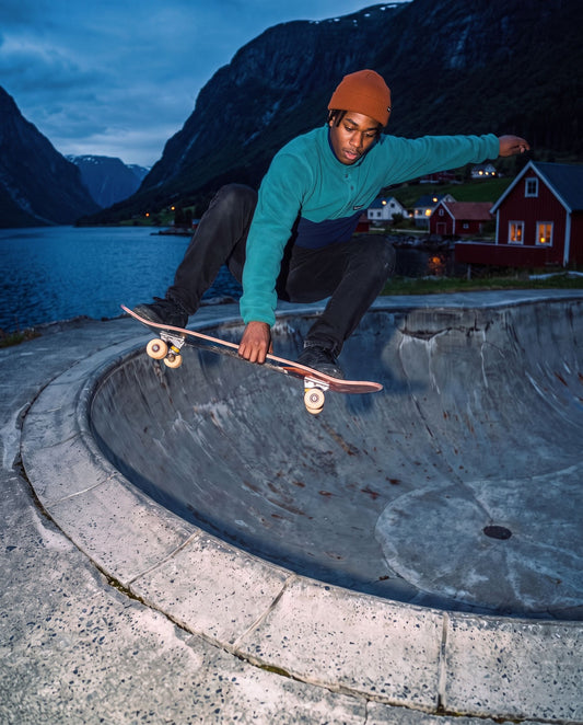 Polar Fleece – skater i en bowl ved fjorden i blåtimen
