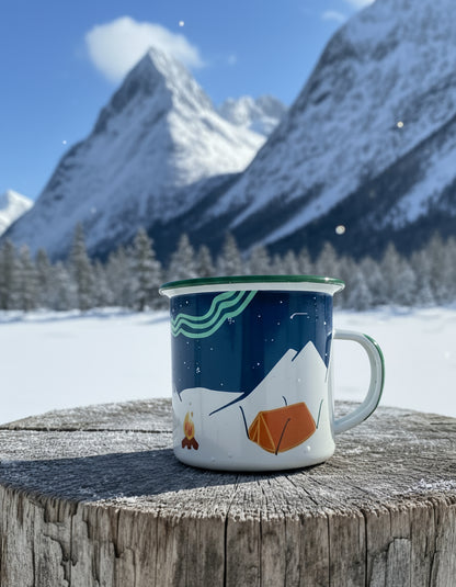 Aurora Enamel Mug – hvitt emaljekrus med nordlys og fjellmotiv på en stubbe i vinterfjellet
