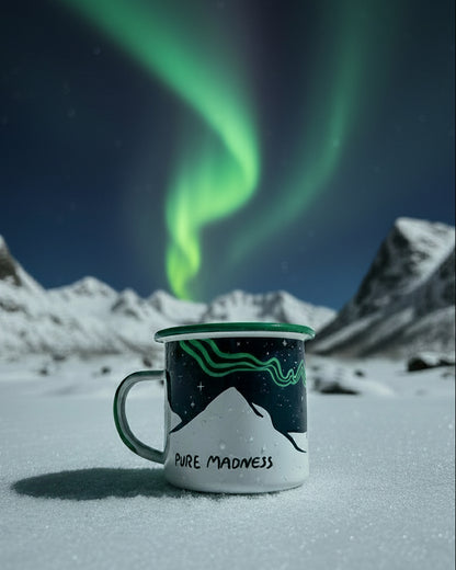 Aurora Enamel Mug – kruset i snøen under nordlyset