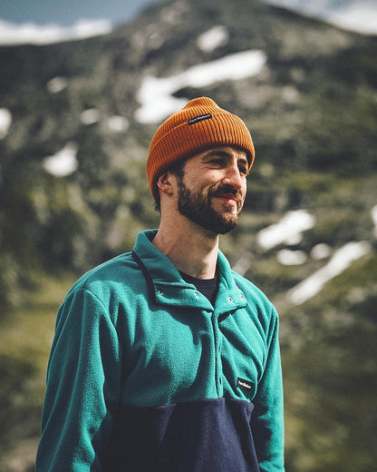 Orange Captain Merino Beanie – smilende mann med lua og grønn fleece