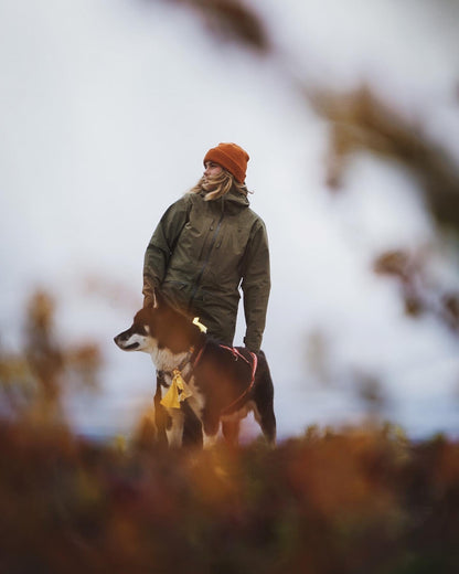 Orange Captain Merino Beanie – kvinne med lua og hund på høstfjellet