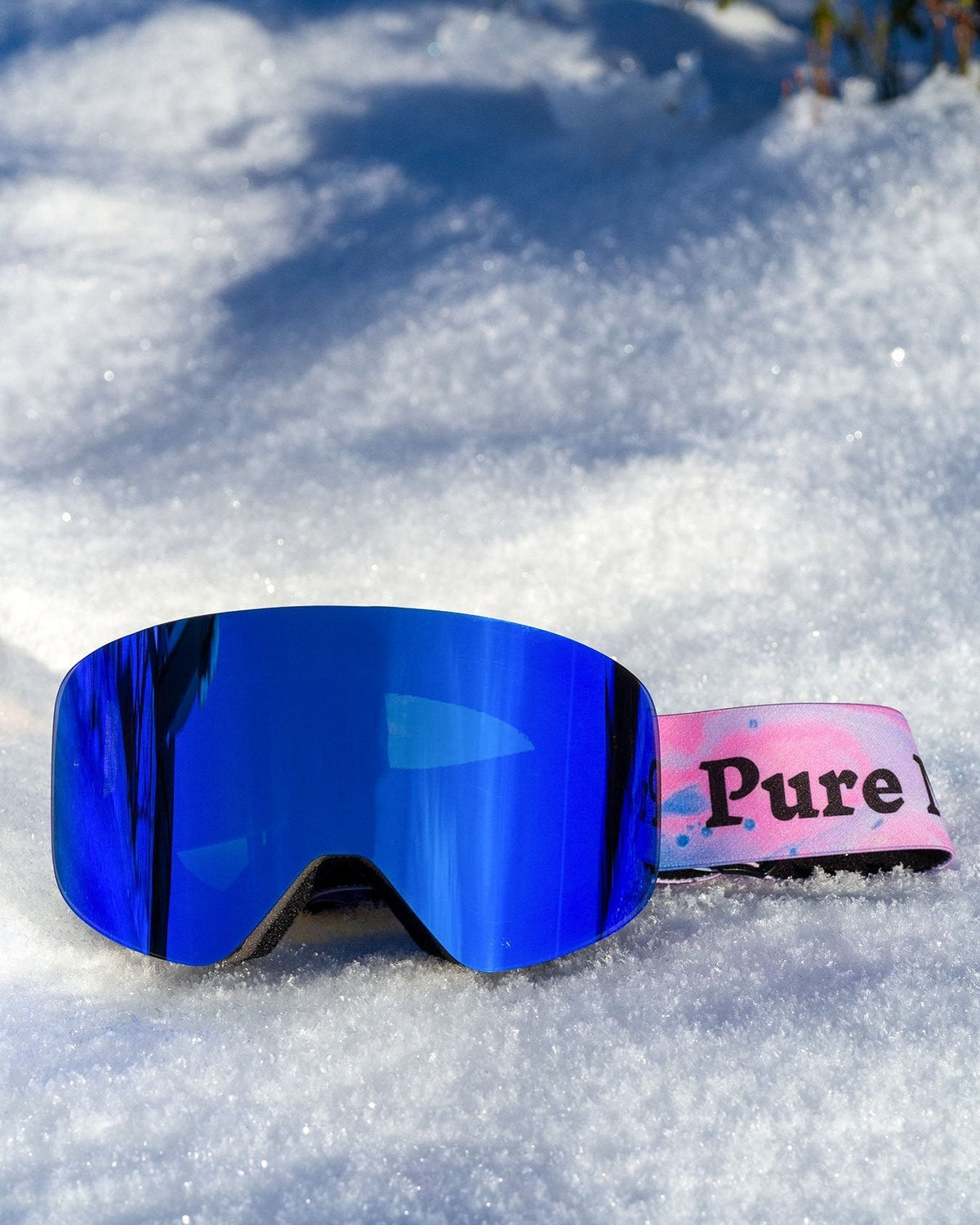 Pure Shred Goggles – rammeløse goggles med blå speillinse i snøen