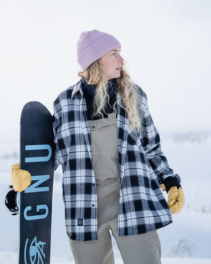 Voss Flannel Shirt Whiteout – kvinne med snowboard i åpen skjorte
